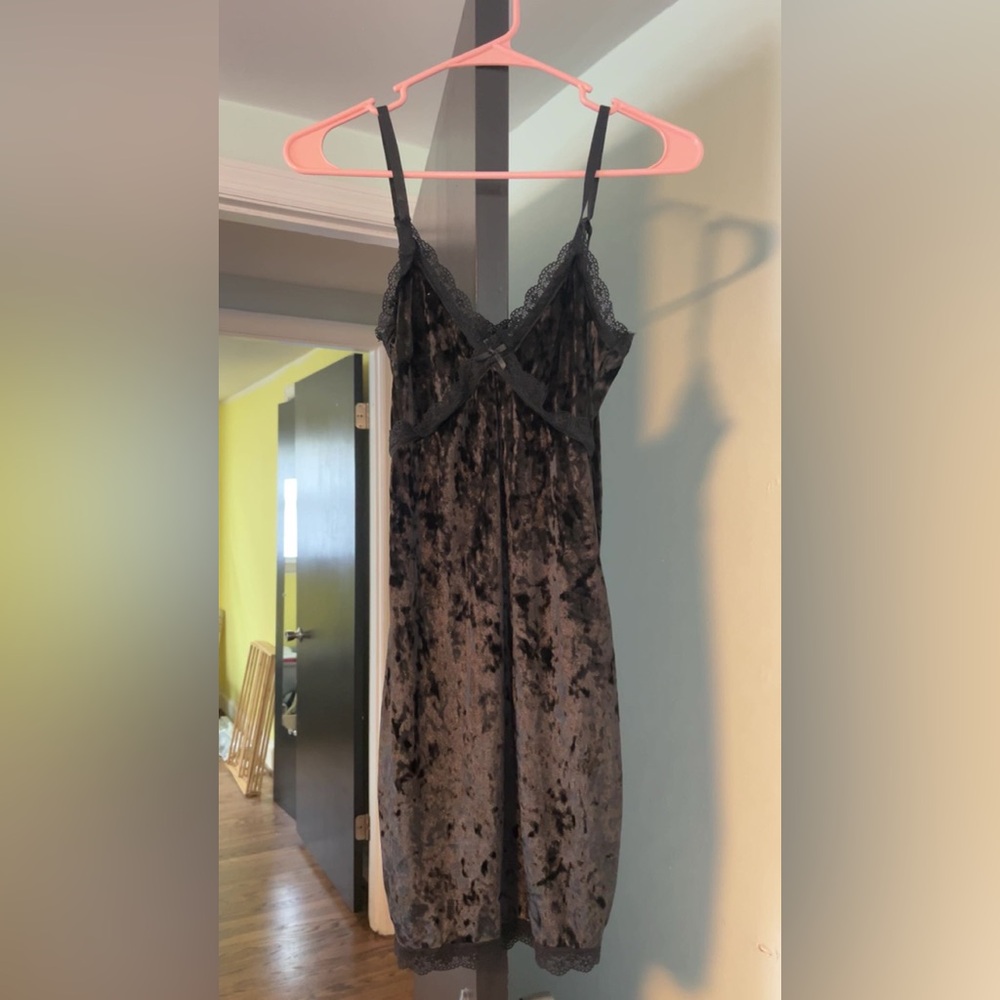 Elegant Black Velvet Lace Trim Nightgown